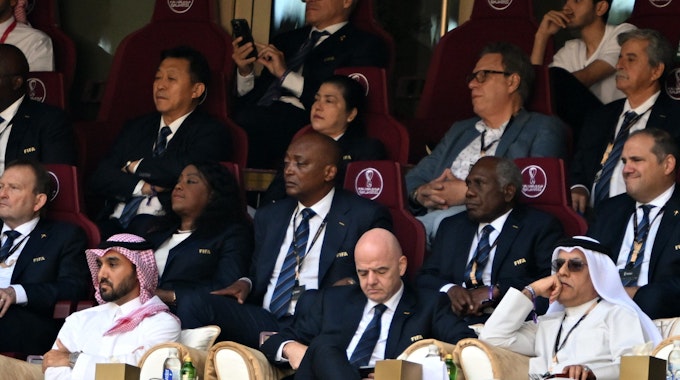 FIFA-Präsident Gianni Infantino (M) auf der Tribüne, er ist umringt von Kataris und Mitgliedern der Fifa.