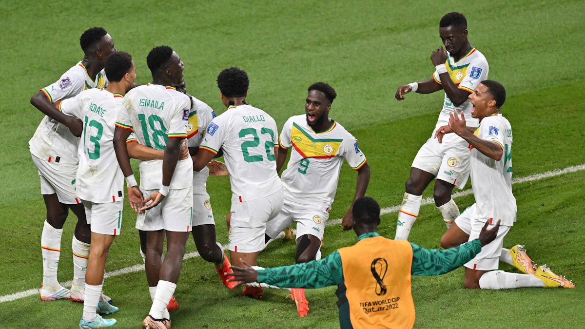Ismail Jakobs (r.) jubelt mit dem Senegal nach dem Sieg über Ecuador. Die Afrikaner stehen bei der WM 2022 damit im Achtelfinale.