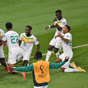 Ismail Jakobs (r.) jubelt mit dem Senegal nach dem Sieg über Ecuador. Die Afrikaner stehen bei der WM 2022 damit im Achtelfinale.