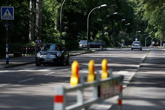 Kitschburger Straße mit fahrenden Autos.