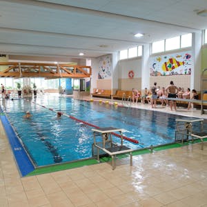 Das Schwimmerbecken im Badino, dem Hallenbad von Overath.&nbsp;