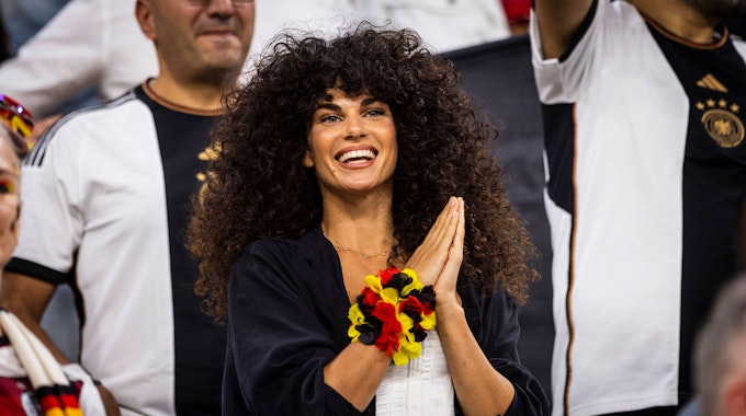 Model Ariadna Hafez applaudiert beim Länderspiel.