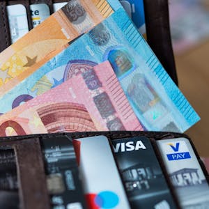 Geldscheine und Bankkarten in einer Geldbörse.