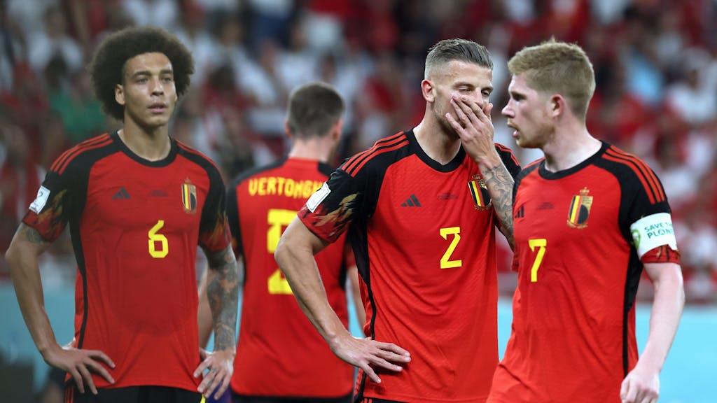 Belgiens Axel Witsel (l-r), Toby Alderweireld und Kevin De Bruyne reagieren nach der Niederlage.
