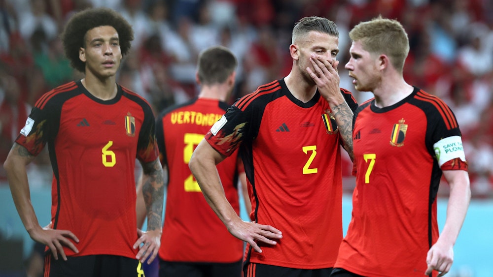 Belgiens Axel Witsel (l-r), Toby Alderweireld und Kevin De Bruyne reagieren nach der Niederlage.
