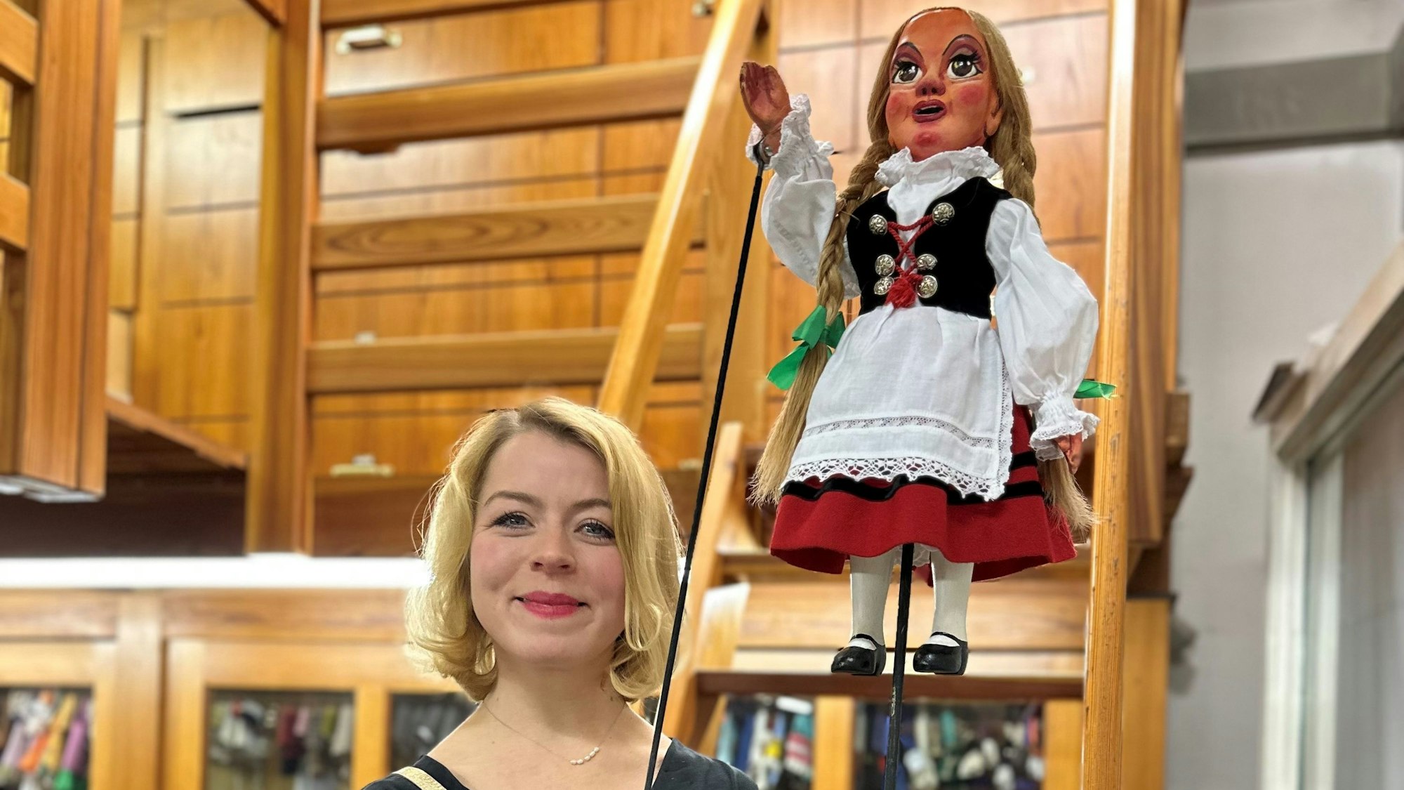 Mareike Marx mit einer der Puppen des Hänneschen-Theaters.