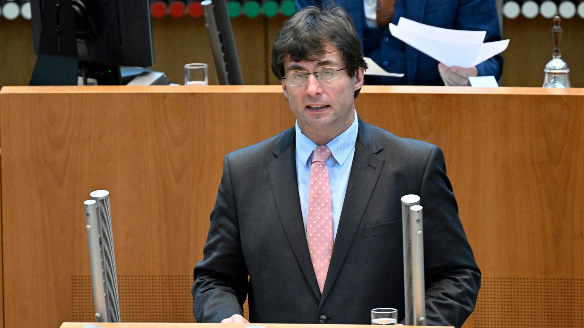 03.11.2022, Nordrhein-Westfalen, Düsseldorf: Marcus Optendrenk (CDU), Finanzminister in Nordrhein-Westfalen, spricht während der Haushaltsdebatte im Plenum des Landtages.