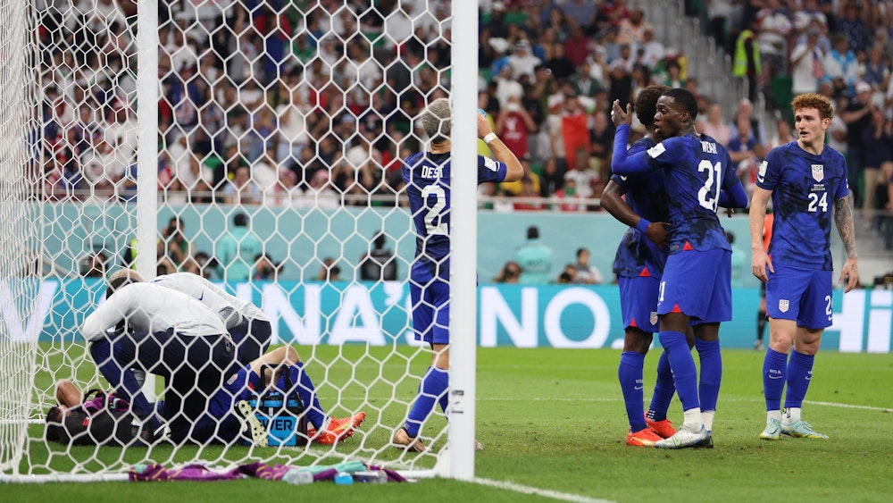 Die USA jubeln über den Einzug ins Achtelfinale bei der WM 2022. Torschütze Christian Pulisic (l.) liegt verletzt im gegnerischen Tor