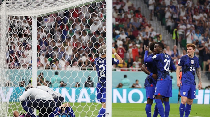 Die USA jubeln über den Einzug ins Achtelfinale bei der WM 2022. Torschütze Christian Pulisic (l.) liegt verletzt im gegnerischen Tor