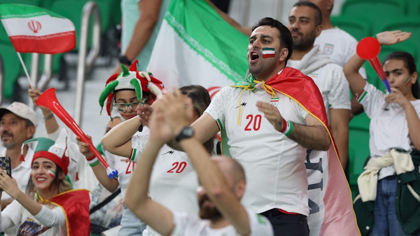 Iran-Fans jubeln bei der WM 2022 im Stadion