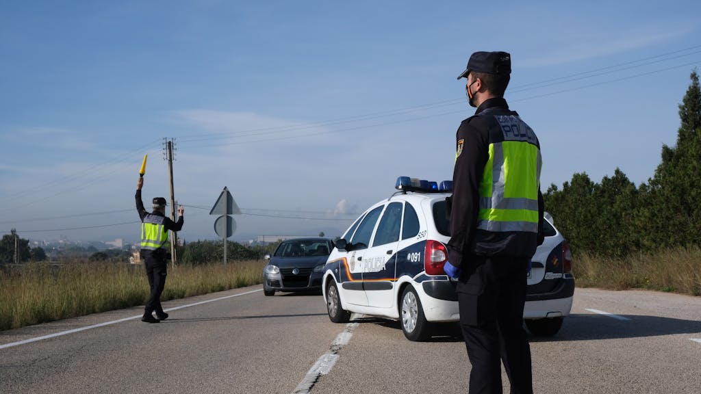Polizisten führen am Eingang der Stadt Manacor auf der Insel Mallorca Fahrzeugkontrollen durch.&nbsp;