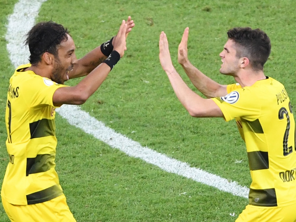 Dortmunds Pierre-Emerick Aubameyang (l) jubelt mit Christian Pulisic über seinen Elfmeter-Treffer zum 1:2.
