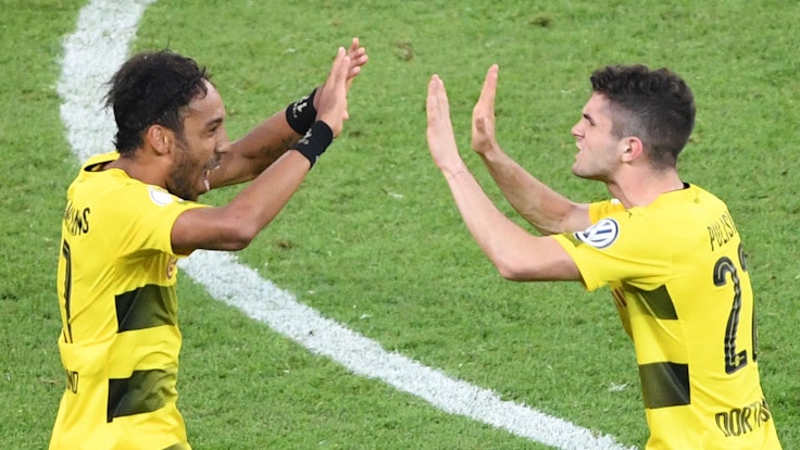 Dortmunds Pierre-Emerick Aubameyang (l) jubelt mit Christian Pulisic über seinen Elfmeter-Treffer zum 1:2.