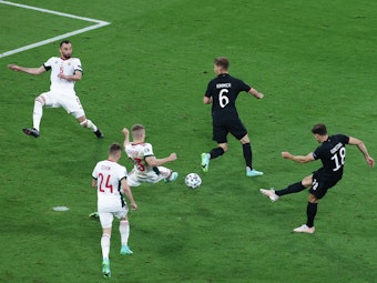 Leon Goretzka schießt bei der EM 2021 das 2:2 für Deutschland gegen Ungarn.