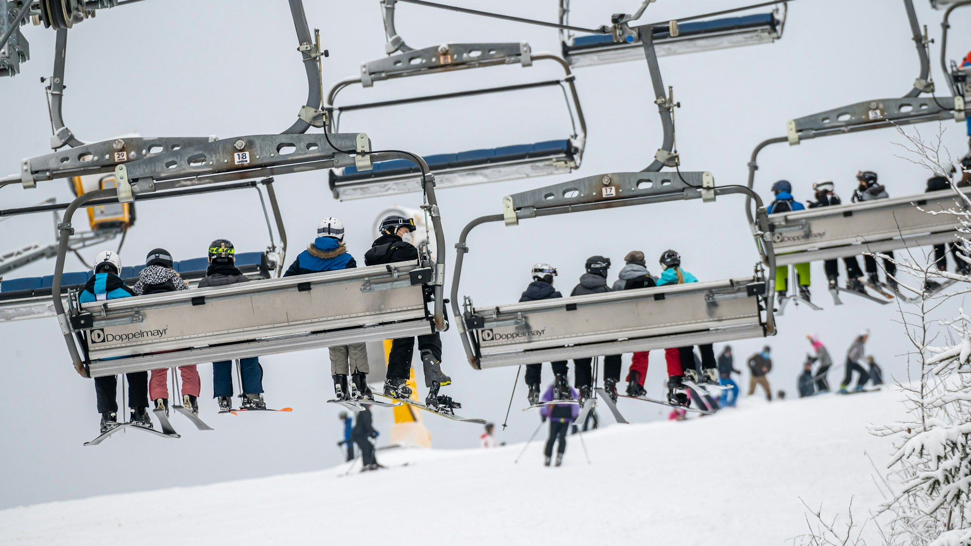 Skifahrer sitzen im Lift.