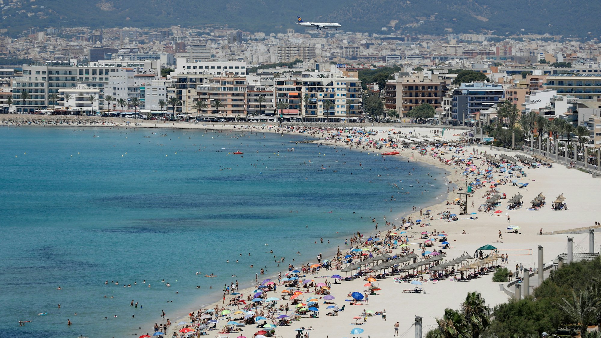 Ein Flugzeug der Lufthansa überfliegt den Strand von Arenal auf Mallorca.
