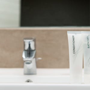 Kleine Tuben mit Shampoo, Duschgel und Conditioner in einem Hotel