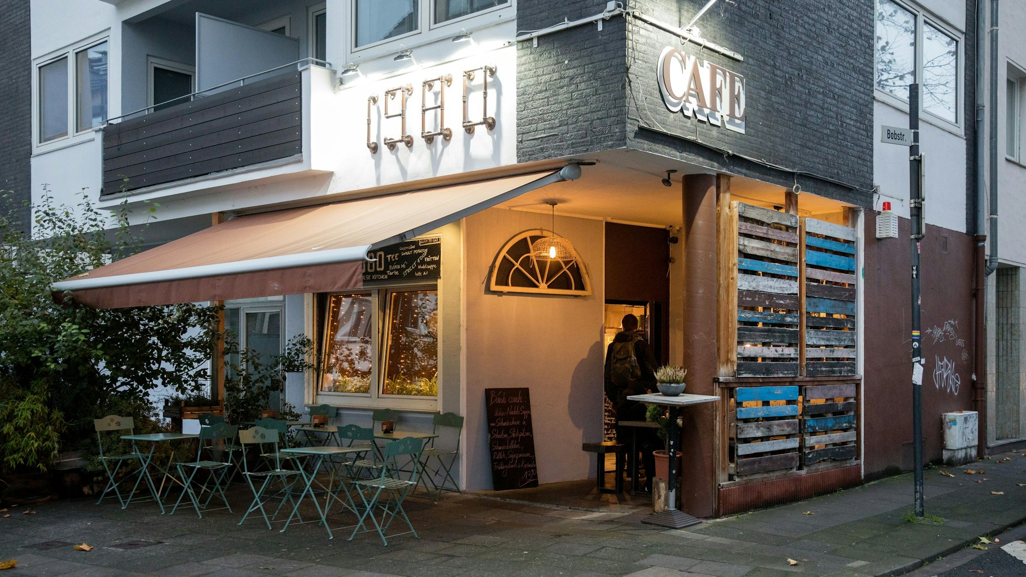 Die Front des Café 1980 in Köln