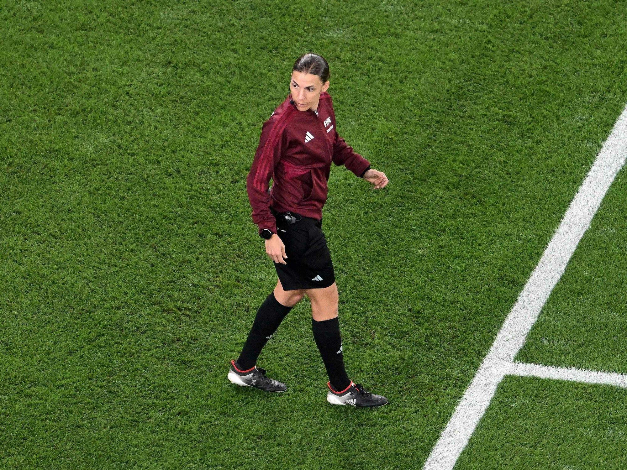Stéphanie Frappart steht als Vierte Offizielle bei der WM 2022 am Spielfeldrand.