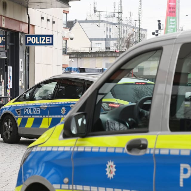 Polizeifahrzeuge vor der Wache Kalk auf dem Walter-Pauli-Ring.
