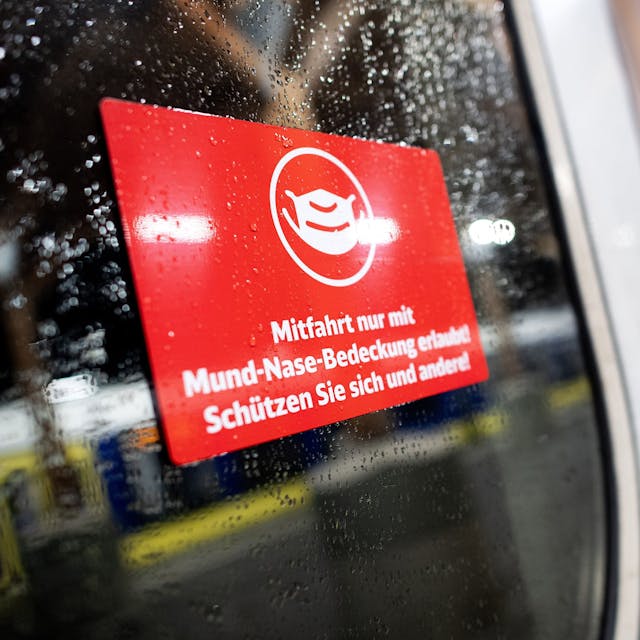 Ein Schild mit der Aufschrift „Mitfahrt nur mit Mund-Nase-Bedeckung erlaubt! Schützen Sie sich und andere!“ - klebt an der Tür eines Zuges der Deutschen Bahn.&nbsp;