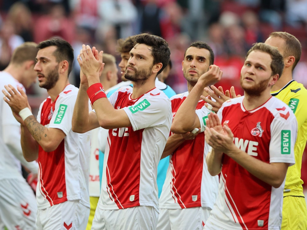 Die Spieler des 1. FC Köln feiern nach dem Sieg gegen Augsburg mit ihren Fans.