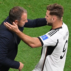 Niclas Füllkrug jubelt mit Deutschlands Trainer Hans-Dieter Flick nach dem Tor zum 1:1 gegen Spanien bei der WM 2022.