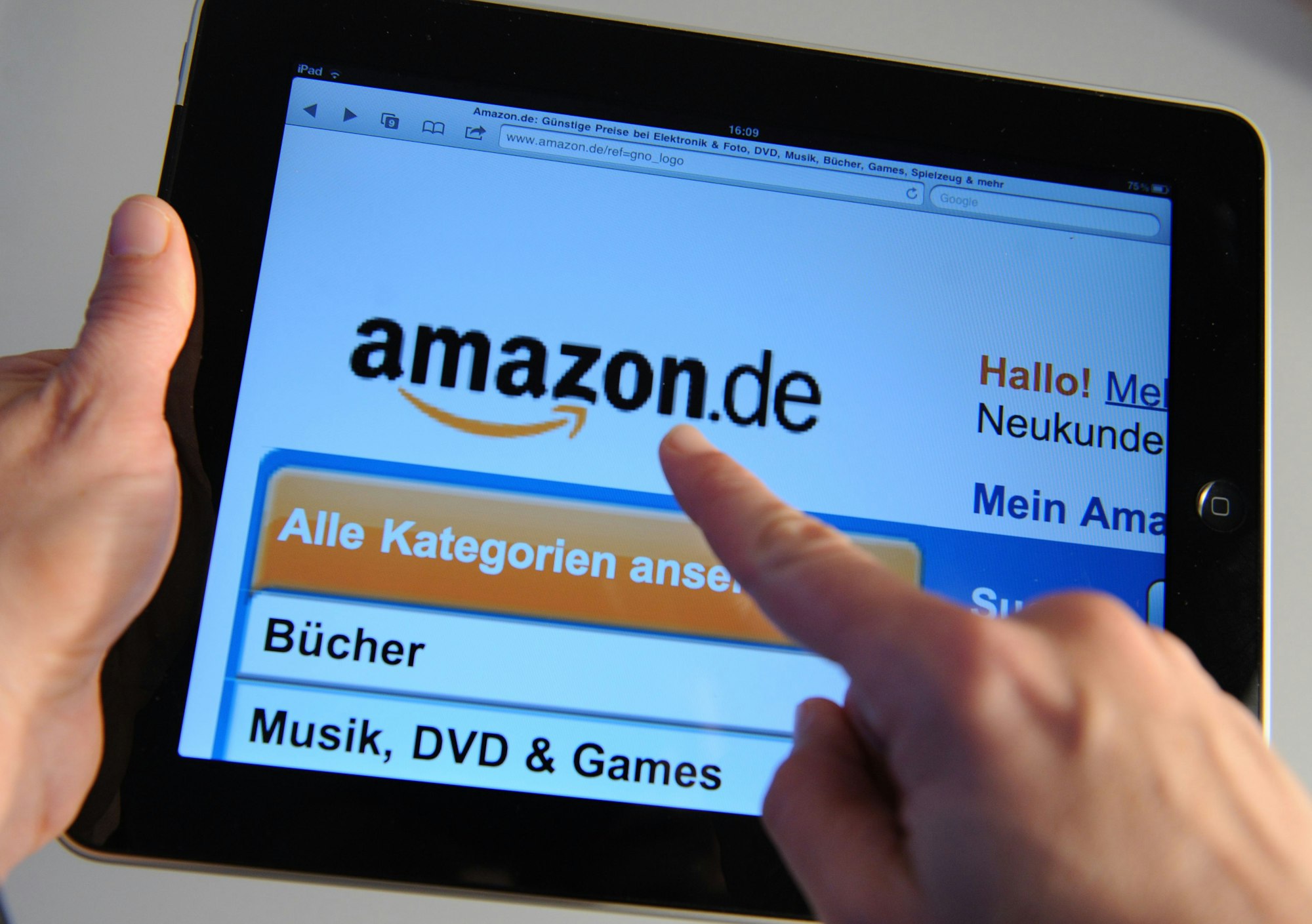 Ein Finger zeigt am 09.12.2010 auf einem Tablet-Computer in Straubing (Niederbayern) auf die Internetseite des Online-Händlers Amazon. 