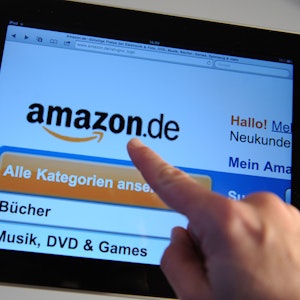 Ein Finger zeigt am 09.12.2010 auf einem Tablet-Computer in Straubing (Niederbayern) auf die Internetseite des Online-Händlers Amazon.