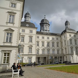 Das weiße Barockschloss Bensberg von unten fotografiert.