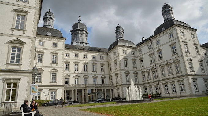 Das weiße Barockschloss Bensberg von unten fotografiert.