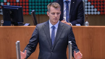 FDP-Fraktionsvorsitzender Henning Höne spricht im Landtag.