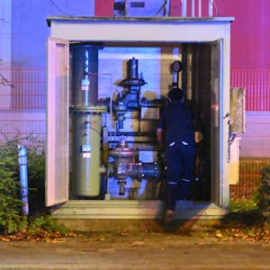 Ein Mitarbeiter des Gasversorgers versucht an der Übergabestatio im Frechener Gewerbegebiet, den Gasaustritt zu stoppen.