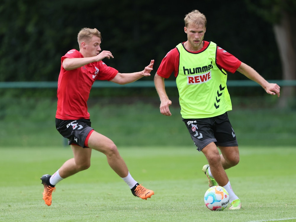 Sebastian Andersson und Johsua Schwirten liefern sich beim Training des 1. FC Köln einen Zweikampf.