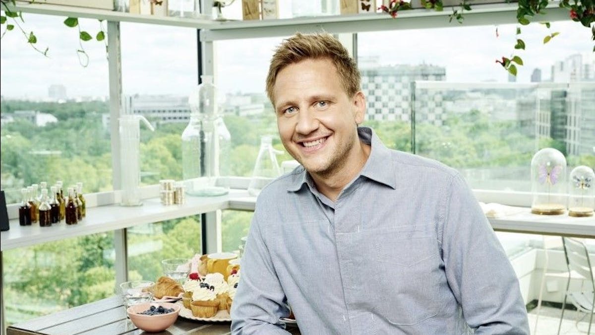 Lukas Haunerland, hier lächelnd bei einem Fototermin für die beliebte Morgen-Show, ist Sänger und TV-Moderator beim Sat.1-„Frühstücksfernsehen“.