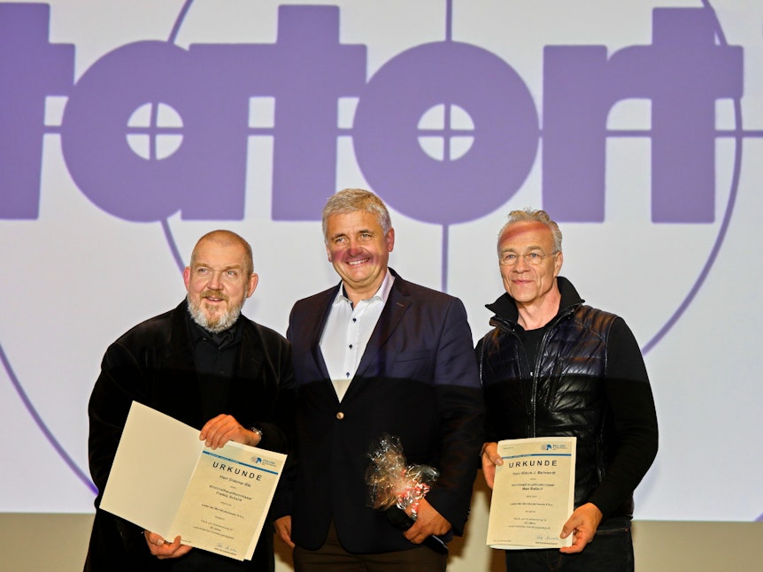 Die Tatort-Schauspieler Dietmar Bär und Klaus J. Behrendt werden von Michael Esser mit Urkunden ausgezeichnet.