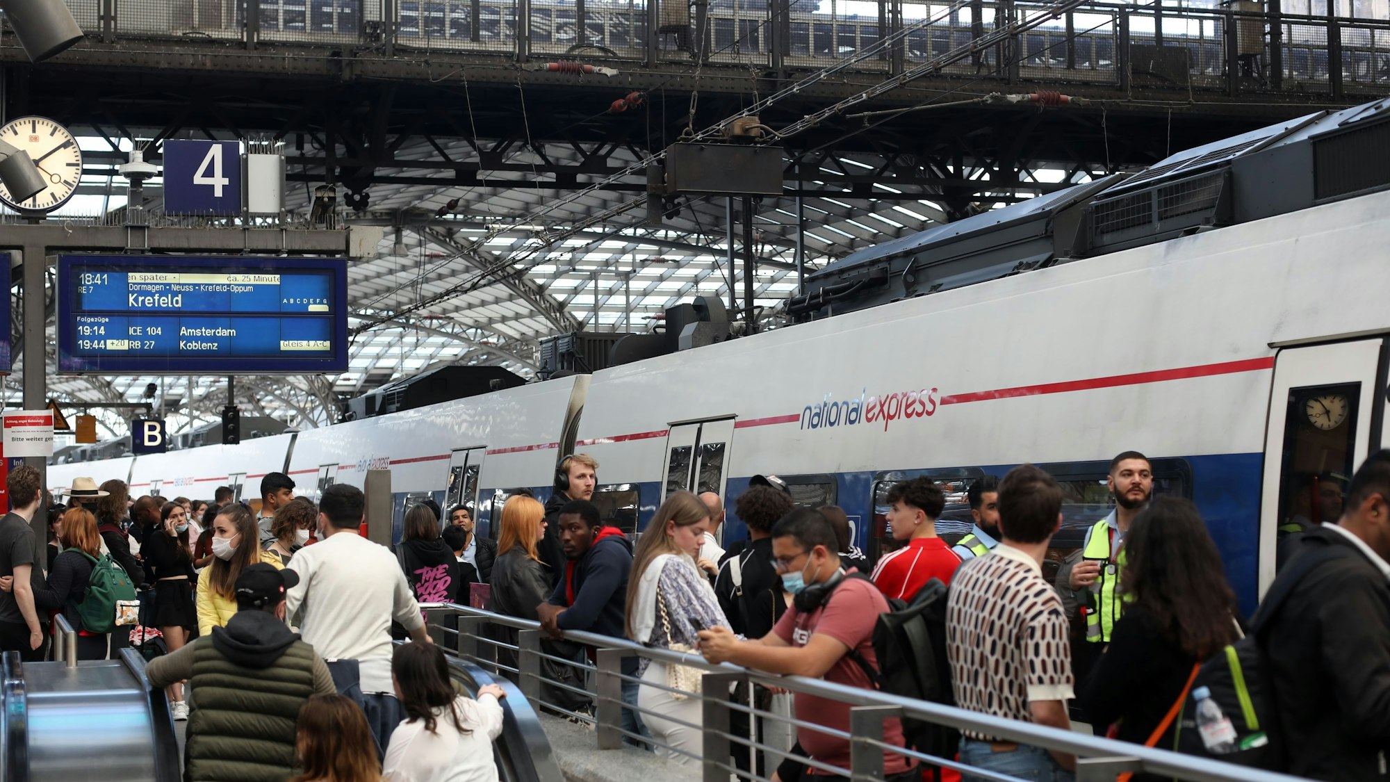 Fahrgäste warten auf ihre Zugverbindung auf Gleis 4. Ein Zug von Nation Express fährt gerade am Hauptbahnhof ein. Das 9-Euro-Ticket gilt auch für National Express Verbindungen.
