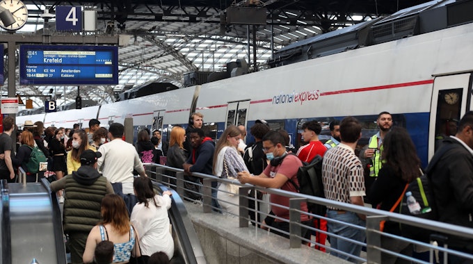 Fahrgäste warten auf ihre Zugverbindung auf Gleis 4. Ein Zug von Nation Express fährt gerade am Hauptbahnhof ein. Das 9-Euro-Ticket gilt auch für National Express Verbindungen.&nbsp;