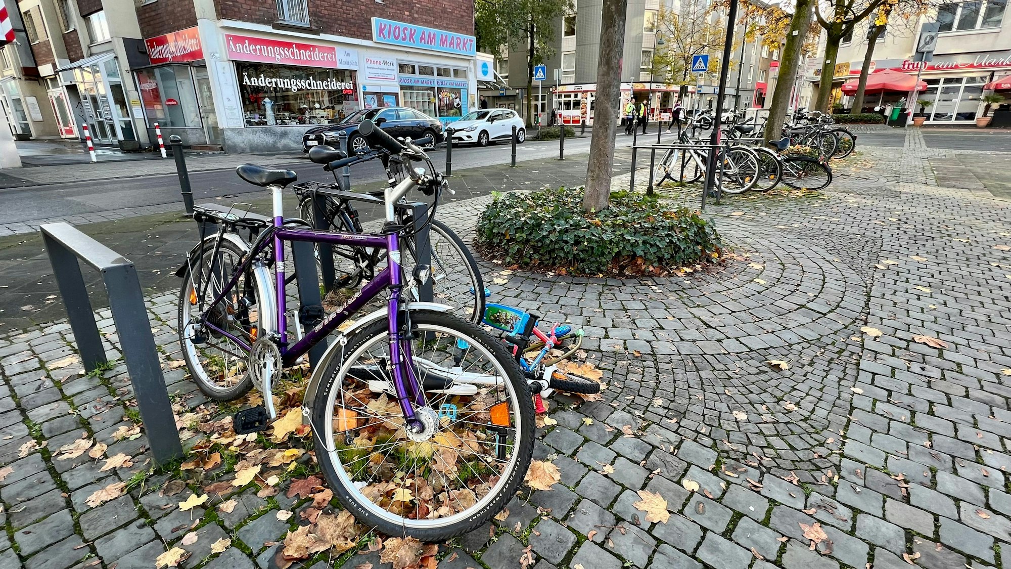 Demolierte abgestellte Fahrräder am Marktplatz in Wiesdorf