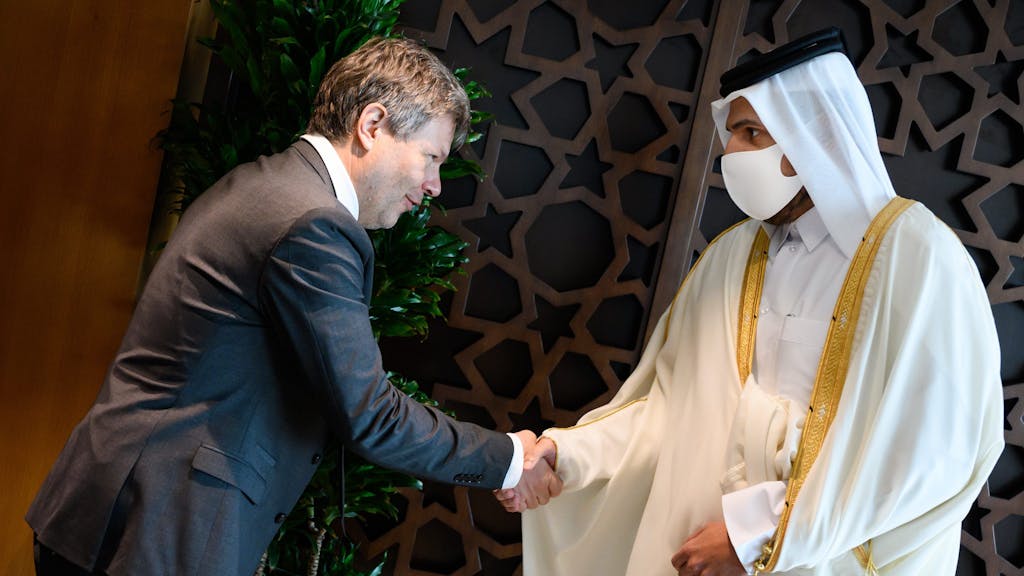 Robert Habeck (Die Grünen) und Scheich Mohammed bin Hamad bin Kasim al-Abdullah Al Thani, Minister für Handel und Industrie von Katar, treffen sich im März 2022 in Doha zum Gespräch.
