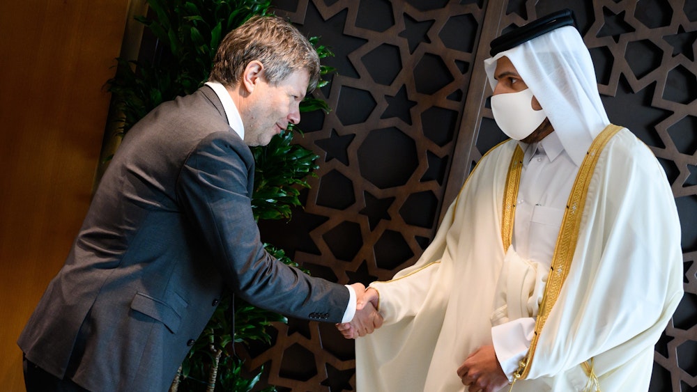 Robert Habeck (Die Grünen) und Scheich Mohammed bin Hamad bin Kasim al-Abdullah Al Thani, Minister für Handel und Industrie von Katar, treffen sich im März 2022 in Doha zum Gespräch.