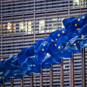 Es sind EU-Flaggen vor dem Sitz der EU-Kommission in Brüssel zu sehen.