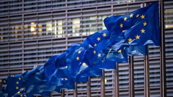 Es sind EU-Flaggen vor dem Sitz der EU-Kommission in Brüssel zu sehen.