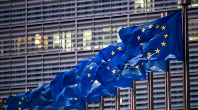 Europaflaggen wehen vor dem Sitz der EU-Kommission in Brüssel.