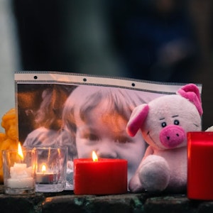 Kerzen, Stofftiere und ein Bild der ermordeten Lea Sofie sind auf einer Mauer am Pariser Platz in Chorweiler aufgestellt worden