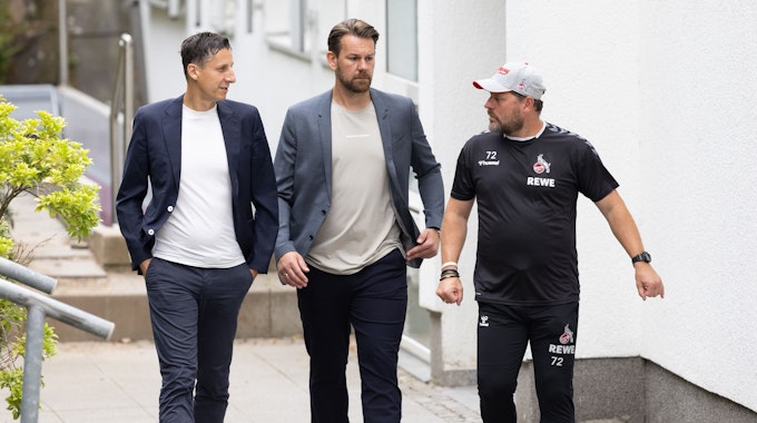 Christian Keller, Thomas Kessler und Steffen Baumgart gehen zum Trainingsplatz des 1. FC Köln am Geißbockheim.
