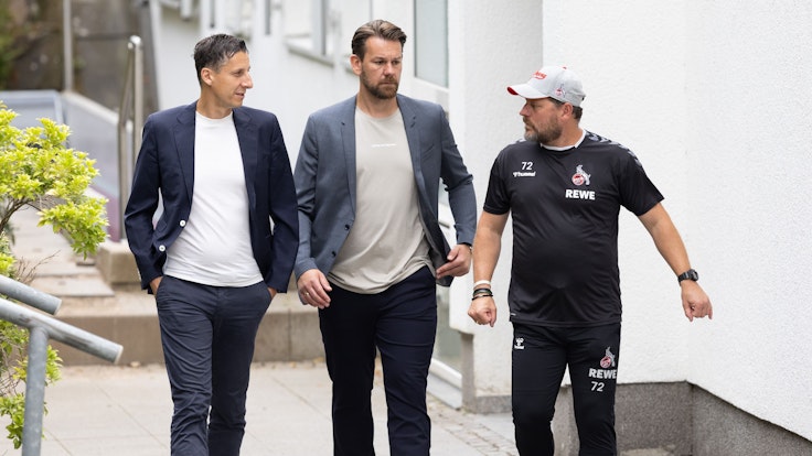 Christian Keller, Thomas Kessler und Steffen Baumgart gehen zum Trainingsplatz des 1. FC Köln am Geißbockheim.