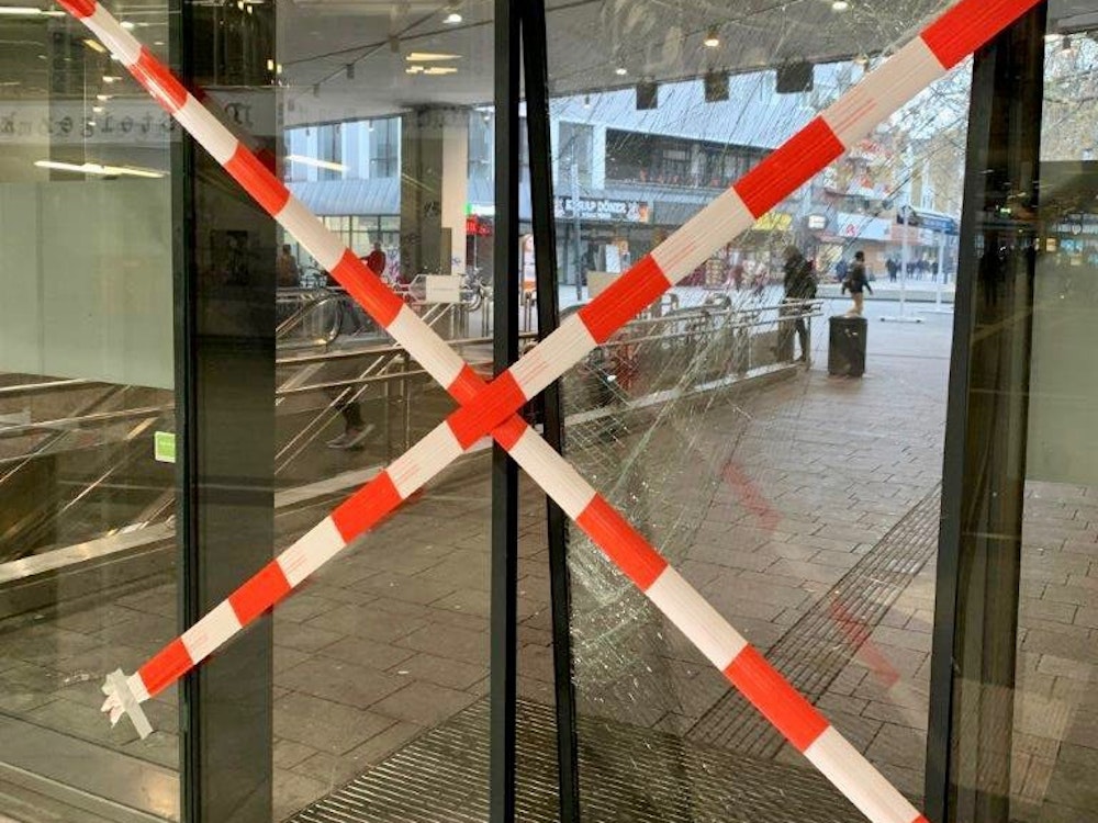 Eine zerstörte Glastür im Bahnhof Gelsenkirchen.