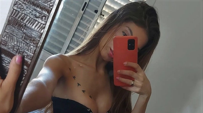 Das brasilianische Erotik-Model Daiane Tomazoni posiert per Selfie auf einem Instagram-Foto.