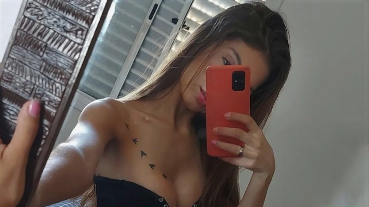 Das brasilianische Erotik-Model Daiane Tomazoni posiert per Selfie auf einem Instagram-Foto.